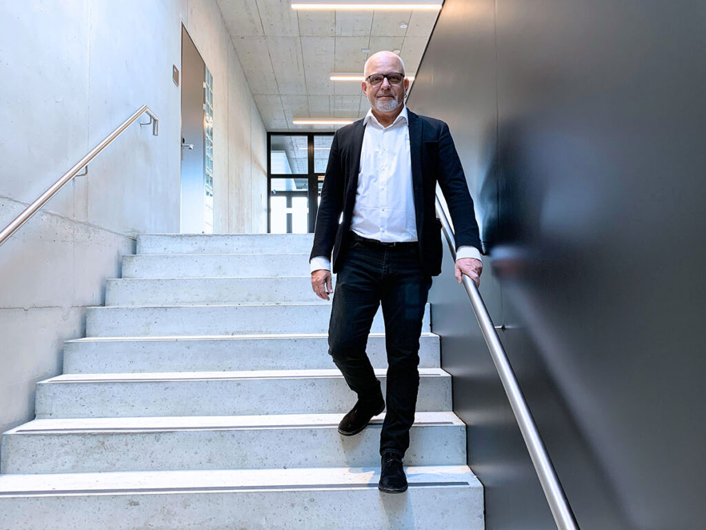 Claudio Casale Portrait Treppe stehend