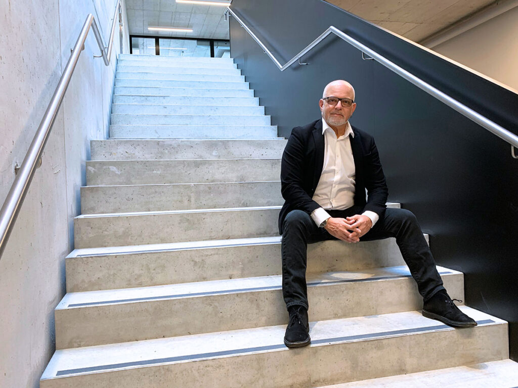 Claudio Casale Portrait Treppe sitzend